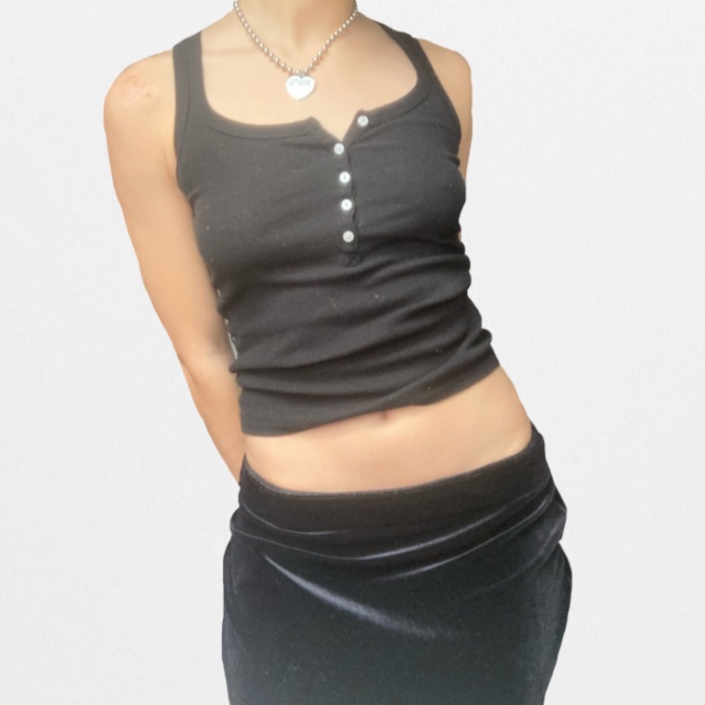 Simple classic y2k era black ribbed tank